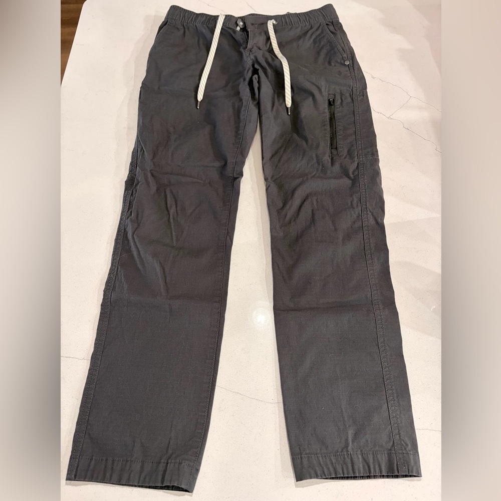Vuori cropped pants with pockets (Ripstop style)